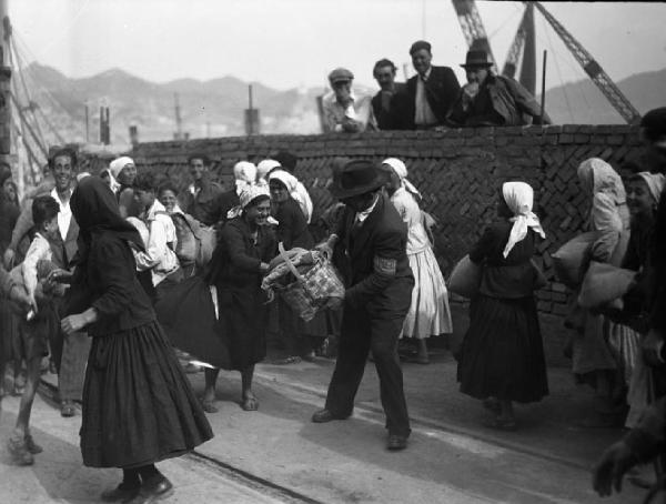 Italia del Sud. Reggio Calabria - imbarco del traghetto ferroviario tra Reggio Calabria e Messina - bagnarote - ispezione di polizia