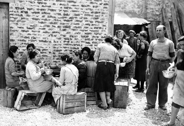 Italia del Sud. Nocera Inferiore - operaie in pausa pranzo