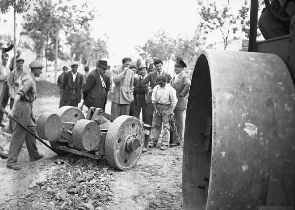 Italia del Sud. Bernalda - rullo compressore