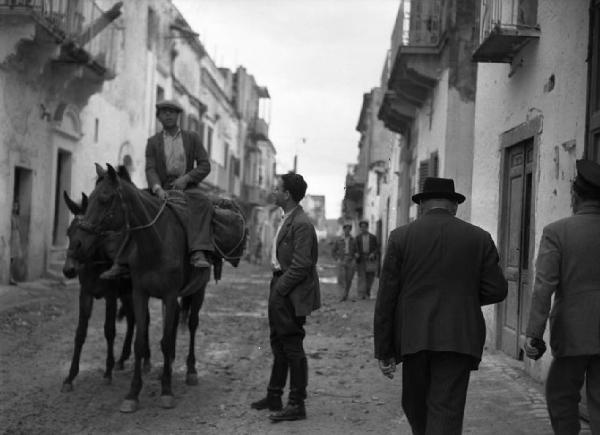 Italia del Sud. Bernalda - uomo a dorso di mulo