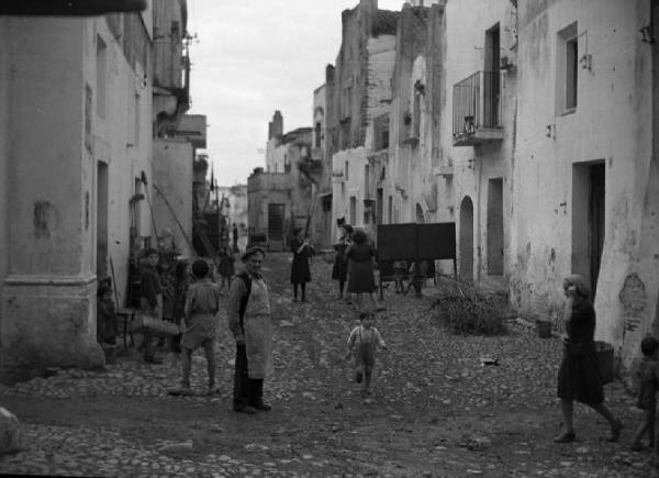 Italia del Sud. Bernalda - una via del paese - persone