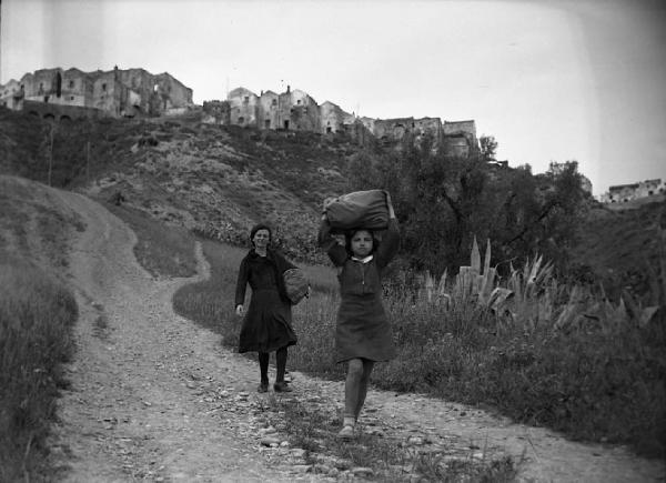 Italia del Sud. Bernalda - strada che conduce al paese - donna e bambina