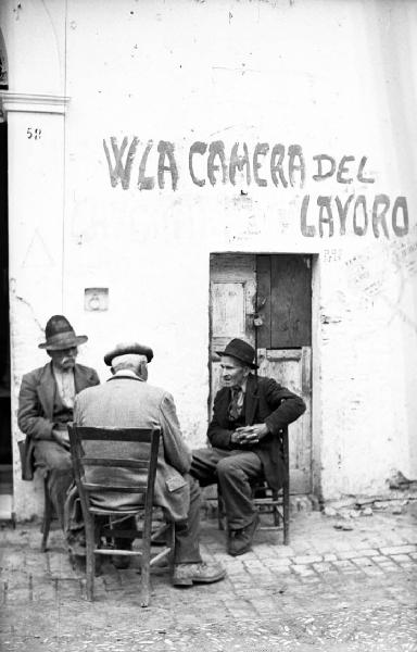 Italia del Sud. Bernalda - anziani in conversazione - scritta sul muro "W LA CAMERA DEL LAVORO"