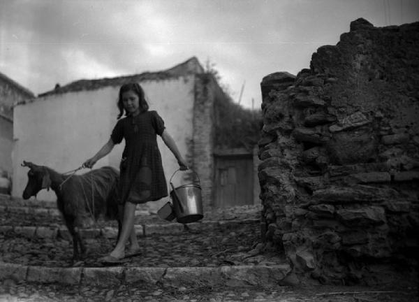 Italia del Sud. Bernalda - bambina con capretta