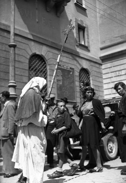 Italia del Sud. Calabria - processione - donna reca un crocifisso