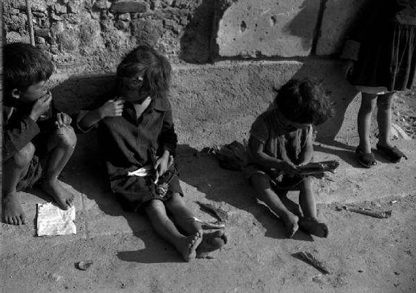 Italia del Sud. Calabria - bambini per strada