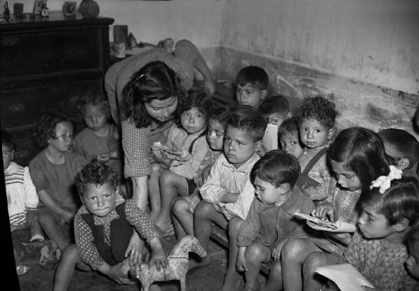 Italia del Sud. Calabria - Scuola: interno - Ritratto di gruppo - Maestra e bambini