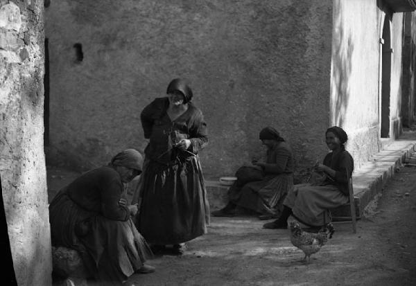 Italia del Sud. Calabria - donna cuciono per strada