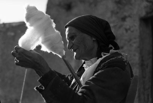 Italia del Sud. Calabria - donna carda la lana