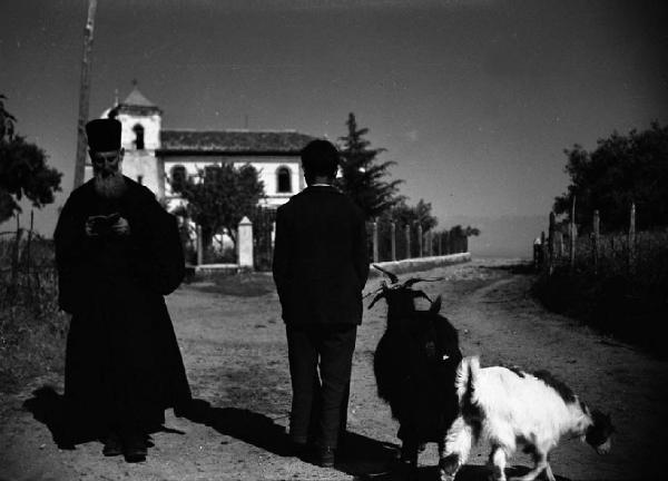 Italia del Sud. Basilicata - prete ortodosso .- uomo con capre