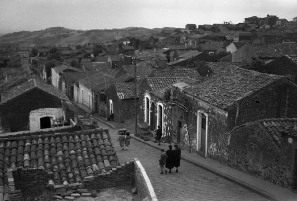 Italia del Sud. Sicilia - paese - veduta - strada e case d'abitazione