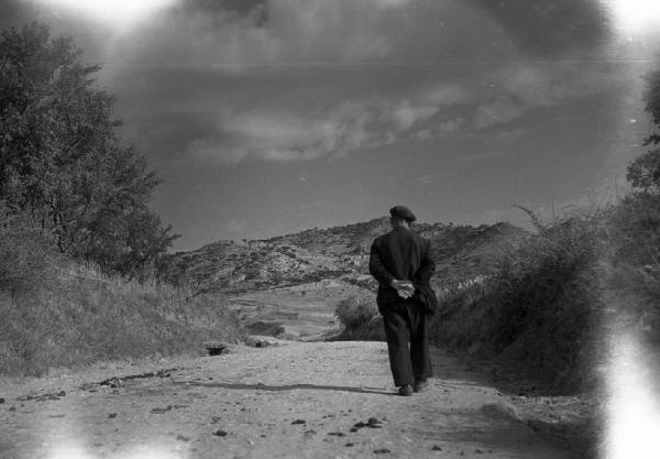 Italia del Sud. Sicilia - campagna - strada sterrata - uomo