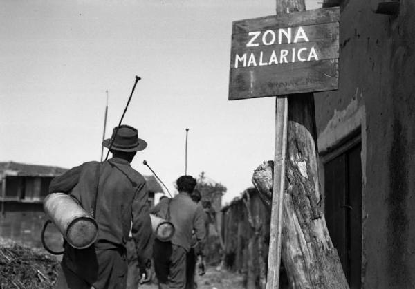 Italia del Sud. Sicilia - campagna - operazioni di disinfestazione dalla malaria con DDT - cartello con la scritta ZONA MALARICA