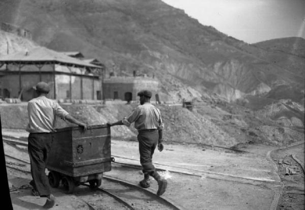 Italia del Sud. Sicilia - miniera di zolfo - carrello ferroviario - minatori