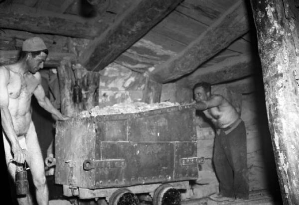 Italia del Sud. Sicilia - miniera di zolfo - carrello ferroviario - minatori seminudi