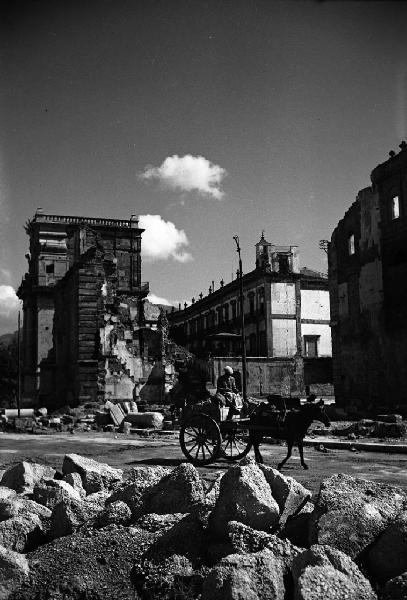 Italia del Sud. Sicilia - Palermo - edifici semidiroccati - carrozza