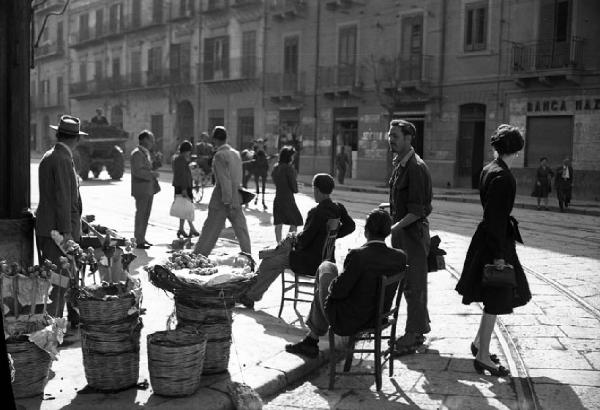 Italia del Sud. Sicilia - Palermo - via cittadina - venditori ambulanti