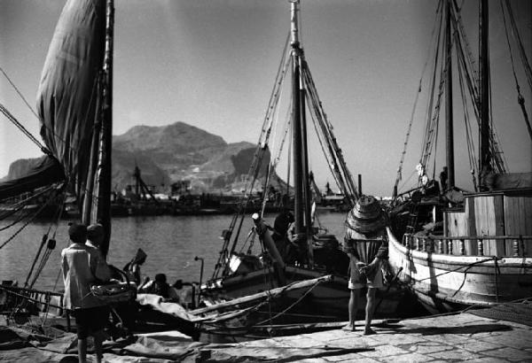 Italia del Sud. Sicilia - Palermo - porto - imbarcazioni a vela