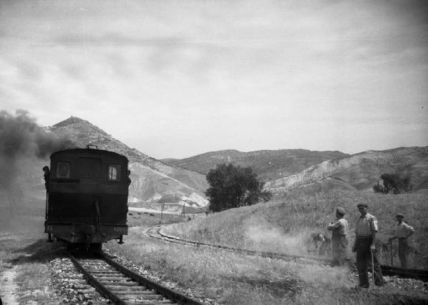 Italia del Sud. Sicilia, Assoro, località Cavalcatore - Linea ferroviaria Dittaino-Leonforte - Colline - Locomotiva vapore - Lavoratori