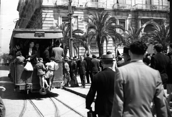 Italia del Sud. Sicilia - Palermo - via affollata - tram