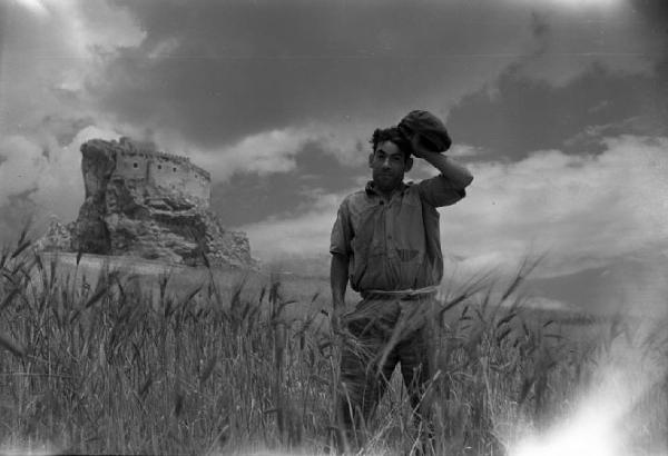 Italia del Sud. Sicilia - ritratto maschile - uomo tra spighe di grano - fortezza