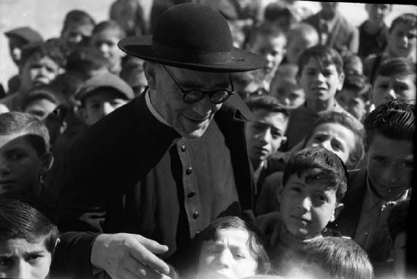 Italia del Sud. Sicilia - Mussomeli - curato tra i bambini