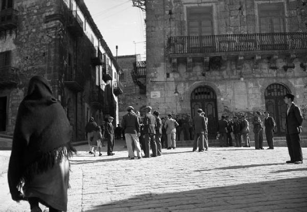 Italia del Sud. Sicilia - Mussomeli - centro storico - piazza