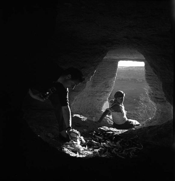 Italia del Sud. Sardegna - Logudoro - cavità naturale - Federico Patellani - bambino