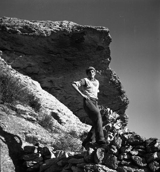 Italia del Sud. Sardegna - Logudoro - ritratto maschile - bambino tra le rocce del sassarese