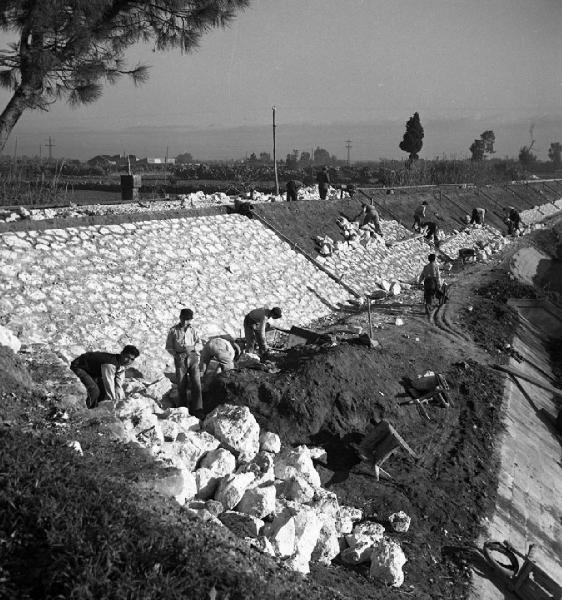 Italia del Sud. Sardegna - costruzione della ferrovia Nuoro-Macomer - massicciata