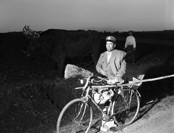 Italia del Sud. strada Nuoro-Macomer - ritratto maschile - uomo in bicicletta