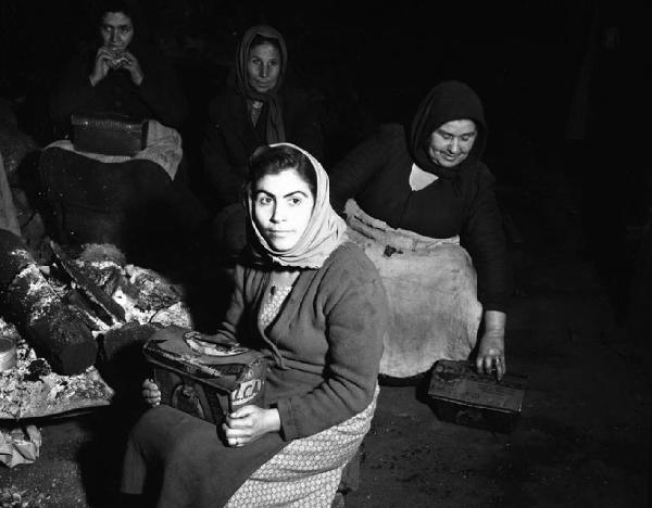 Italia del Sud. Sardegna, Carbonia - Miniera di carbone - Capannone, interno - Ritratto femminile: addette alla cernita del carbone (dette cernitrici) - Pausa pranzo