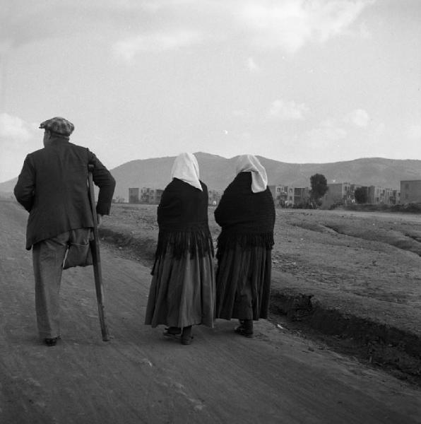 Italia del Sud. Sardegna - Carbonia - strada sterrata - due donne - handicappato