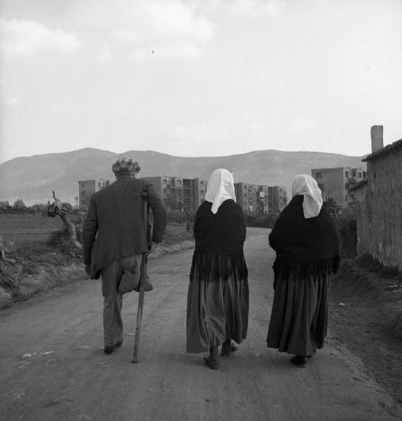 Italia del Sud. Sardegna - Carbonia - strada sterrata - due donne - handicappato