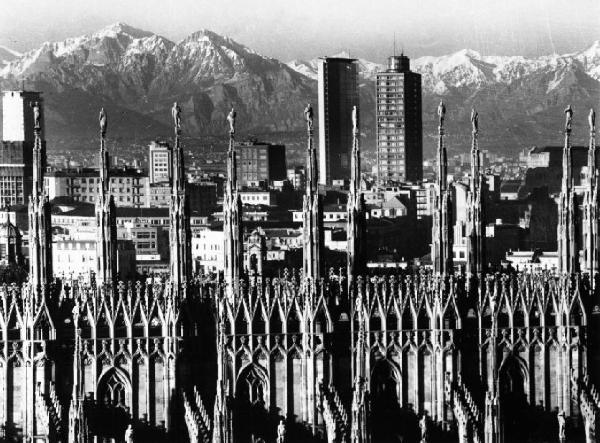 Milano. Vista panoramica dal Duomo verso le Alpi