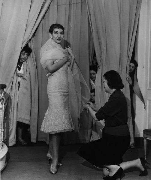 Milano. Maria Callas prova gli abiti alla sartoria Biki