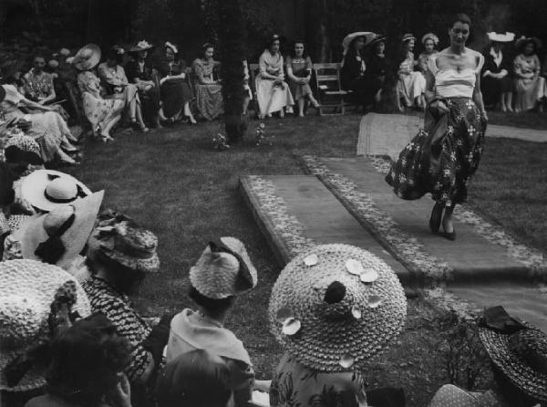 Milano. Sfilata di moda presso i giardini di via Visconti di Modrone