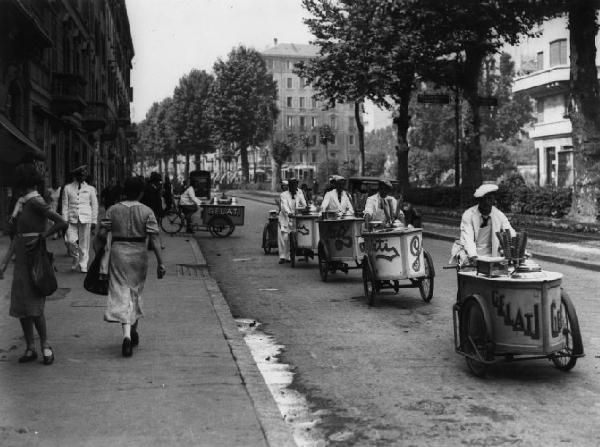 Milano. Gelatai con carretto escono dalla fabbrica di viale Montenero