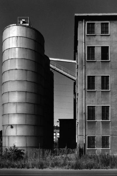 Ritratti di fabbriche 1978-1980. Milano - Via Rogoredo - edificio - silos