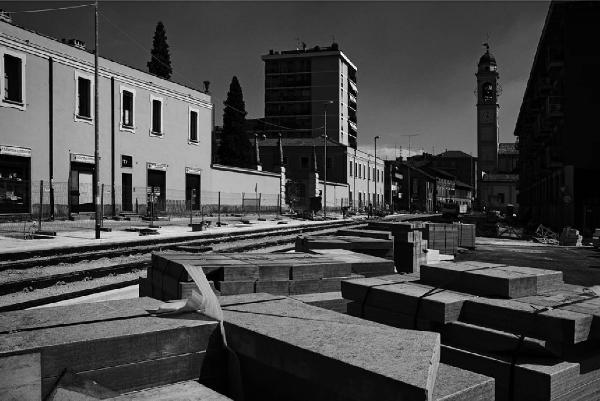 Tramsformazione. Cinisello Balsamo - Via Frova - Ingresso Villa Ghirlanda - Cantiere della metrotranvia - Binari e pietre - Campanile