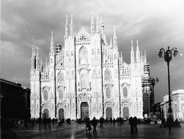 Piazza Duomo. Milano - Piazza del Duomo - Duomo - Passanti