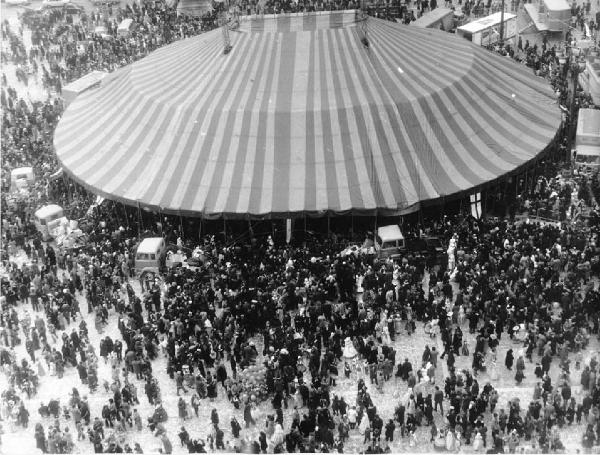 Piazza Duomo. Milano - Piazza del Duomo - Carnevale ambrosiano (?) - Tendone da circo - Persone, folla - Veduta dall'alto