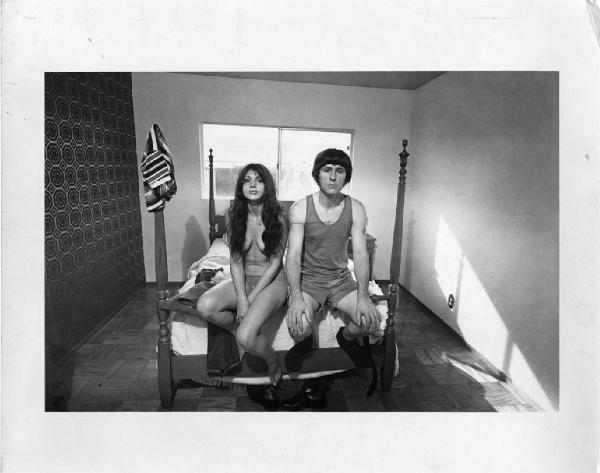 Stati Uniti - San Francisco Bay - Interno - Camera da letto - Una ragazza e un ragazzo seduti sul letto in intimo - Vestiti piegati