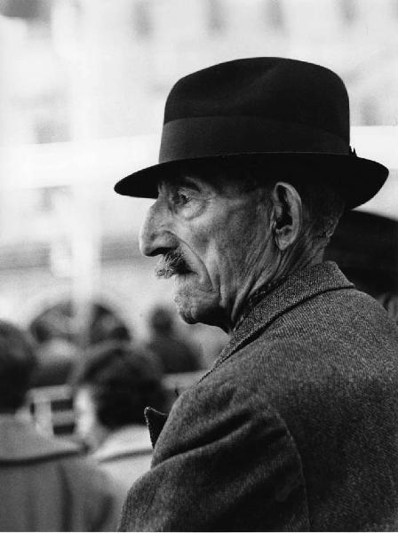 Luna park. Milano - Luna park - Ritratto maschile - Anziano di profilo con cappello