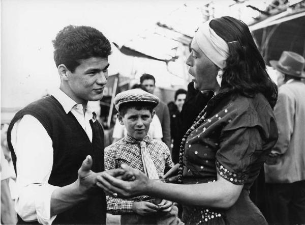 Luna park. Milano - Luna park - Chiromante legge la mano di un ragazzo - Bambino con coppola