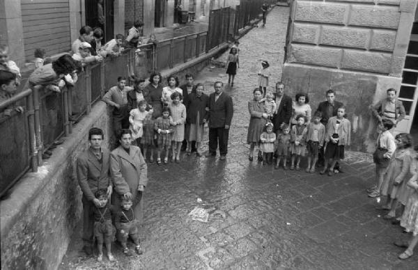 Napoli - Strada - Ritratto di gruppo: donne e uomini con bambini