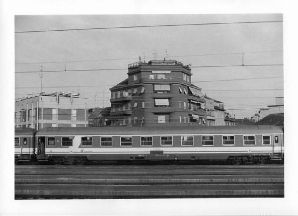 Milano. Stazione ferroviaria - Treno in sosta - Sullo sfondo: palazzi