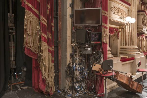 Milano. Teatro alla Scala - Interno - Retroscena - Cavi elettrici e sipario