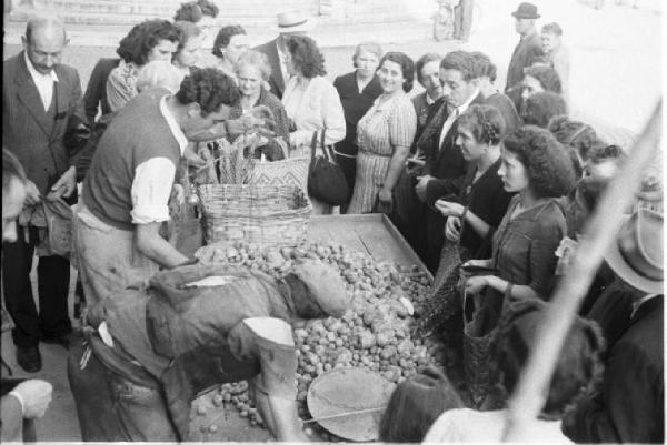 Italia Dopoguerra. Milano - Mercato - Vendita di prodotti a prezzi calmierati - Banco - Folla di donne