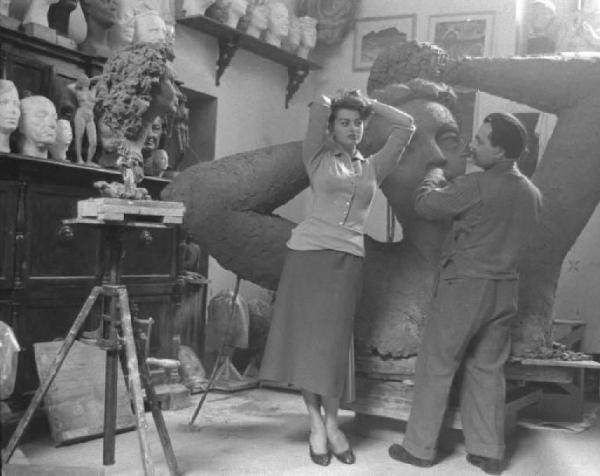 Roma - Atelier dello scultore Assen Peikov - Ritratto di coppia: Sofia Loren, attrice posa per lo scultore Assen Peikov